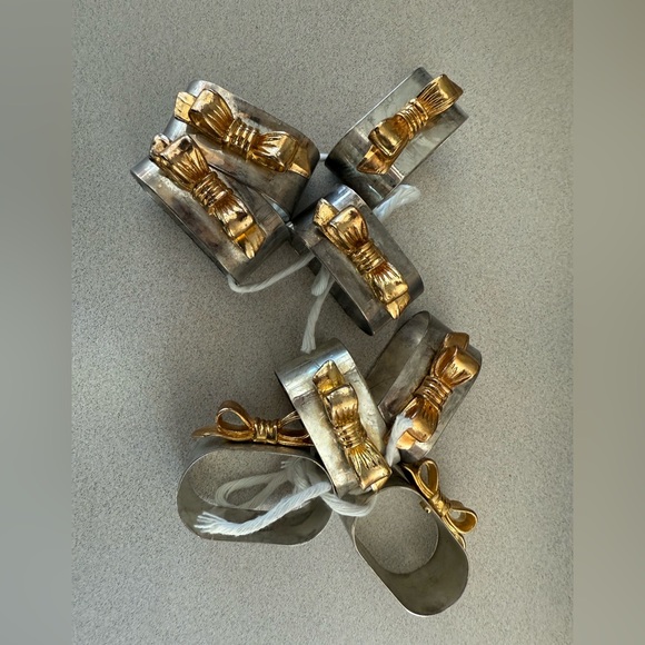 Set of 8 silver colored with gold colored napkin ring holders